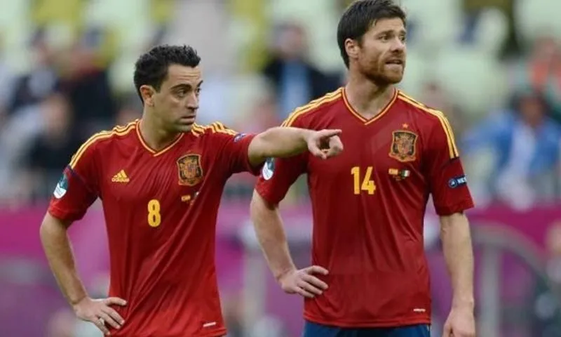 Phân tích điểm giống và khác nhau trong lối chơi của Xavi vs Xabi Alonso